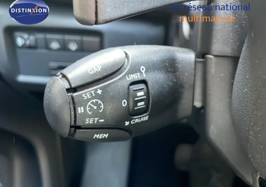 Gros plan sur la commande de régulateur de vitesse du Citroën C5 Aircross 2025, intérieur noir.