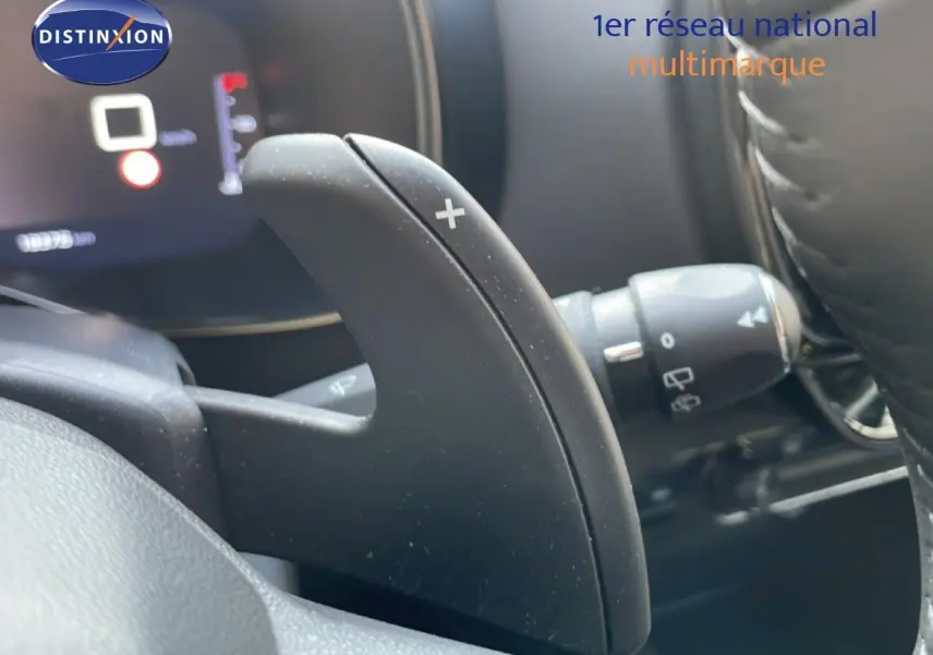Gros plan sur la palette de changement de vitesse au volant d'un Citroën C5 Aircross bleu Eclipse Metal, intérieur noir.