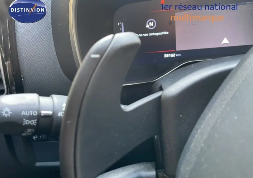 Gros plan sur la palette de changement de vitesse côté droit du tableau de bord du Citroën C5 Aircross bleu Eclipse Metal.
