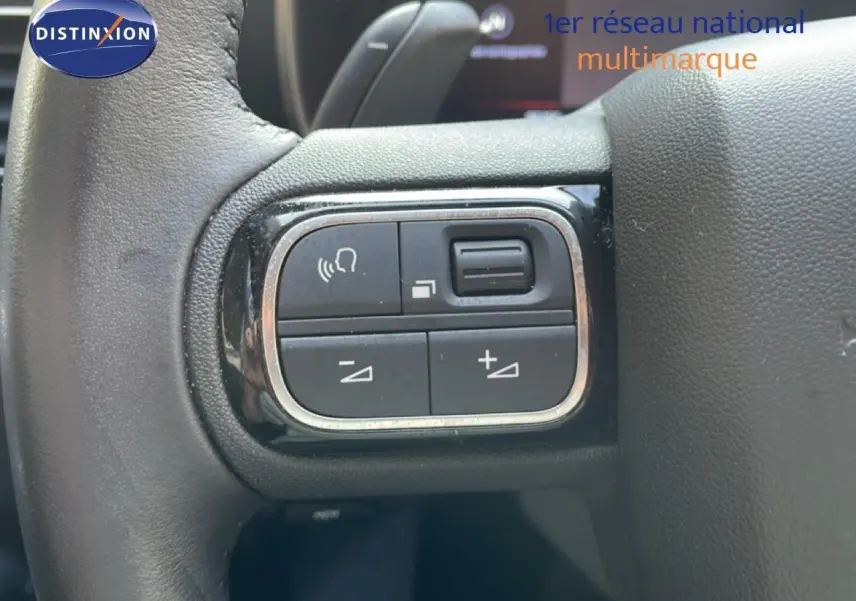 Gros plan sur les commandes de volume et de téléphone au volant du Citroën C5 Aircross bleu Eclipse Metal.