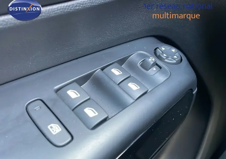 Gros plan sur les commandes des vitres électriques et rétroviseurs côté gauche d’un Citroën C5 Aircross bleu Eclipse Metal.