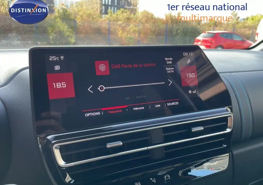 Vue intérieure du tableau de bord du Citroën C5 Aircross bleu Eclipse Metal, avec écran tactile central affichant la radio DAB.