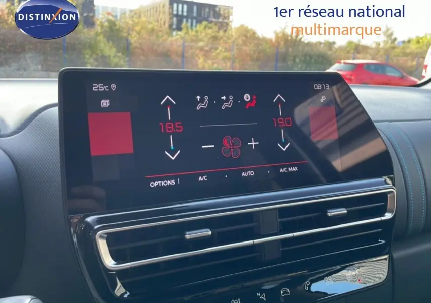 Écran tactile central du tableau de bord du Citroën C5 Aircross bleu Eclipse Metal, affichant la climatisation digitale.