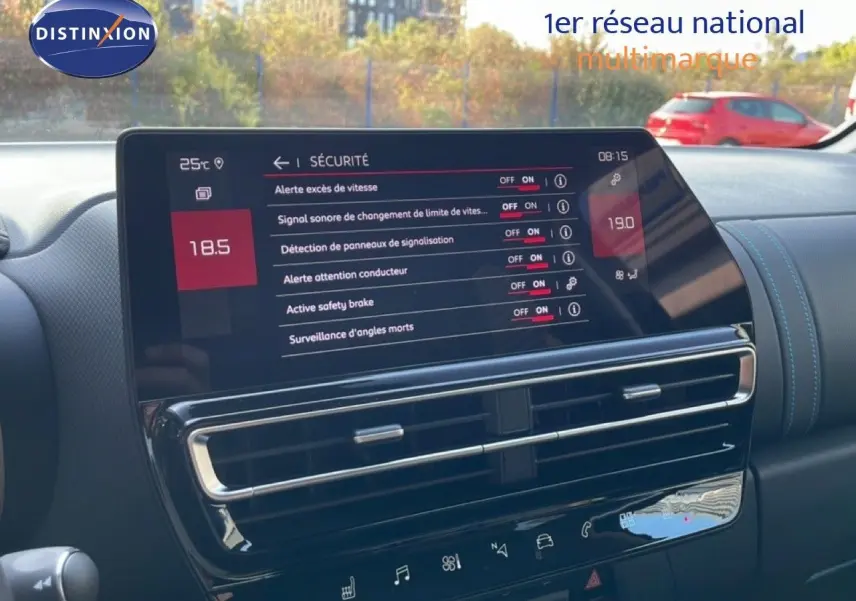 Vue rapprochée de l’écran tactile central du tableau de bord du Citroën C5 Aircross bleu Eclipse Metal, affichant les réglages de sécurité.