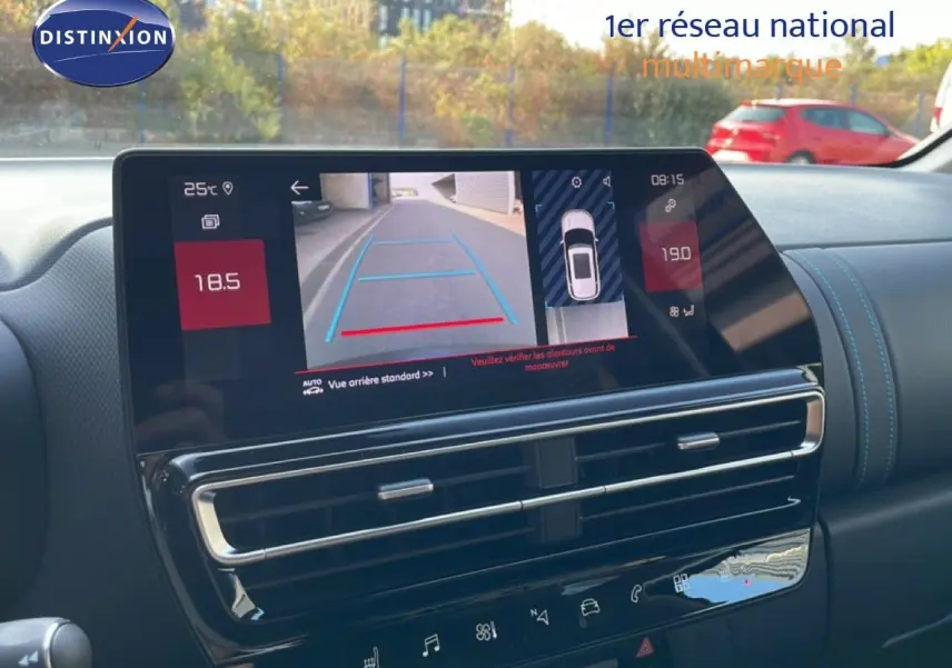 Vue intérieure du tableau de bord du Citroën C5 Aircross bleu Eclipse Metal, écran tactile affichant la caméra de recul.
