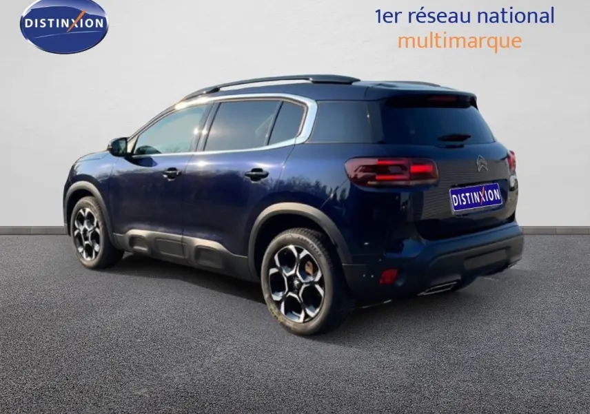 Vue 3/4 arrière droite d'un Citroën C5 Aircross bleu Eclipse Métal avec toit noir et jantes bi-ton 18 pouces.