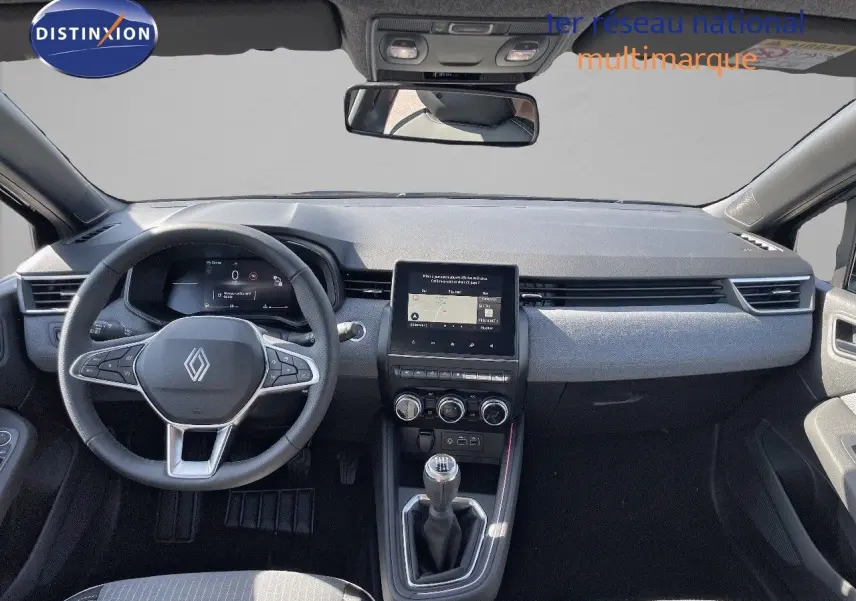 Tableau de bord et volant d'une Renault Clio TCe 90ch Techno 2025, intérieur noir avec écran tactile central.