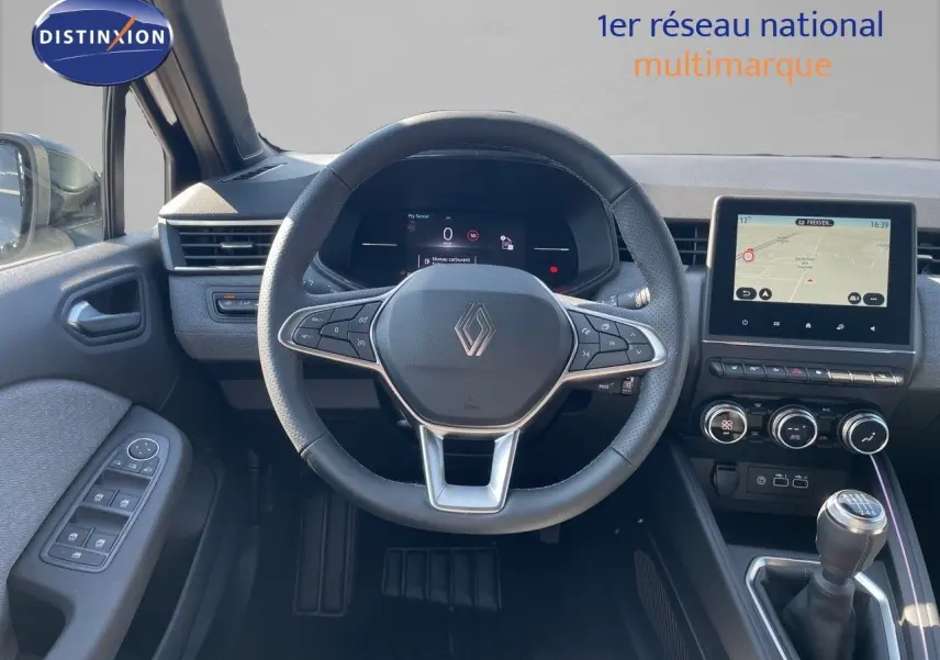 Vue intérieure du poste de conduite de la Renault Clio TCe 90ch Techno 2025 avec volant multifonction et écran tactile.