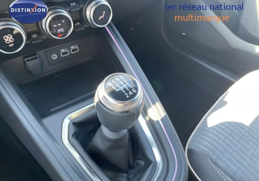 Gros plan sur le levier de vitesses manuel de la Renault Clio TCe 90ch Techno 2025, intérieur noir avec détails chromés.