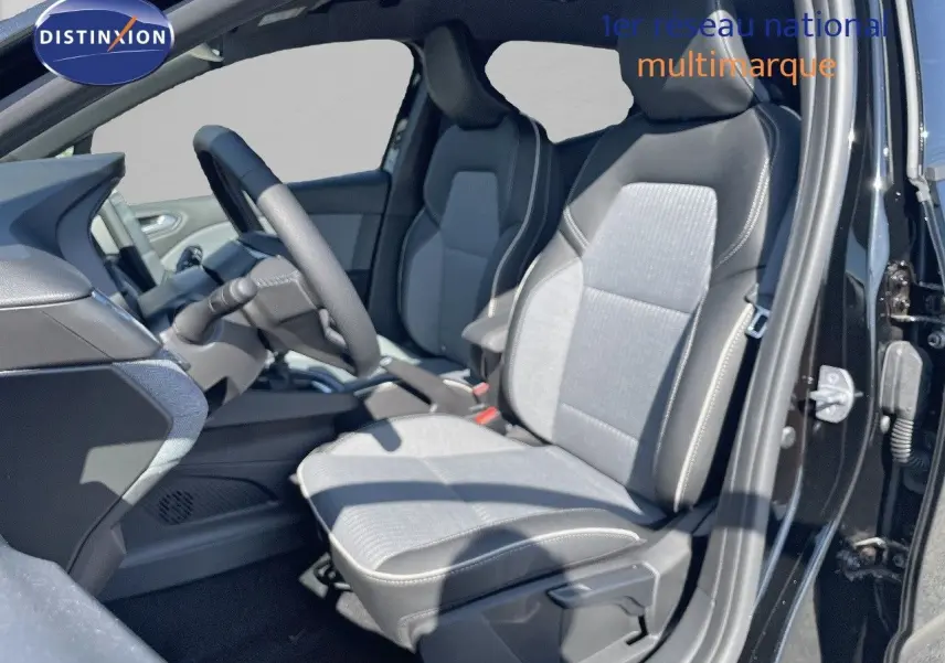 Vue intérieure côté conducteur de la Renault Clio TCE 90CH TECHNO 2025 avec sièges tissu gris et noir métal extérieur.