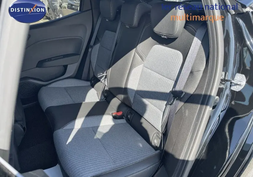 Vue intérieure côté droit des sièges arrière bi-ton gris clair et noir d'une Renault Clio TCe 90ch Techno noire métal 2025.