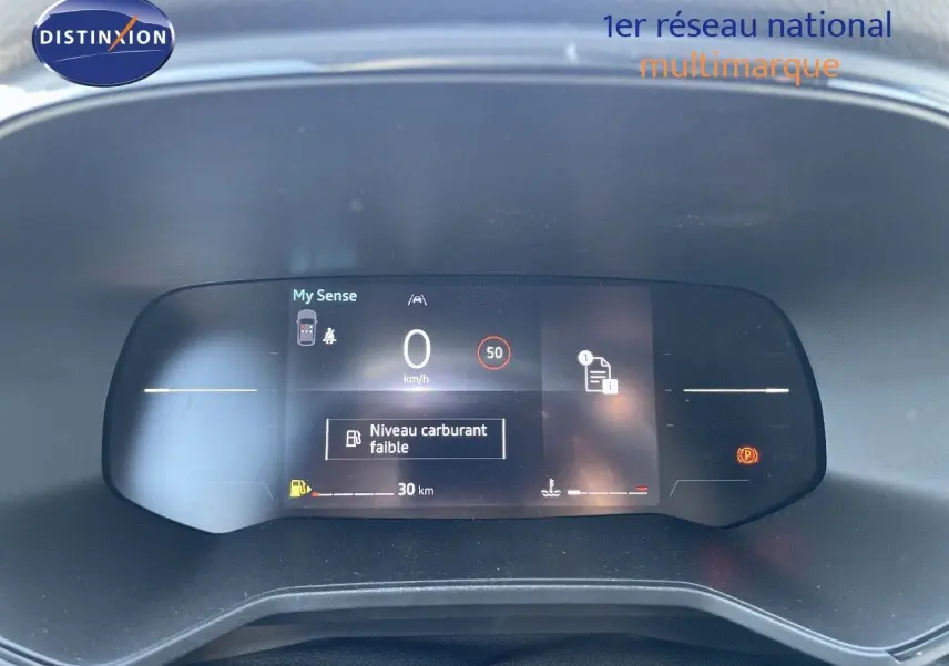 Tableau de bord numérique de la Renault Clio TCE 90CH TECHNO 2025 affichant vitesse zéro et alerte niveau carburant faible.