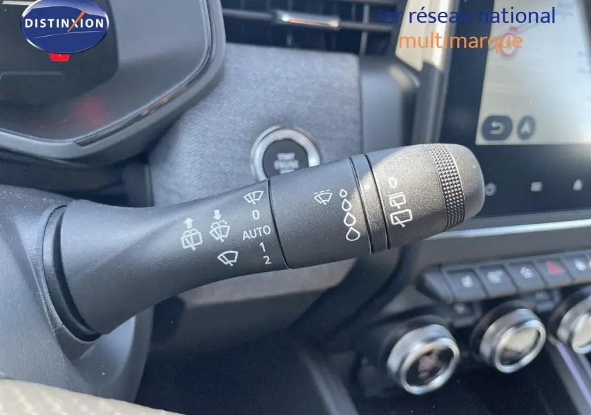 Gros plan sur la commande d'essuie-glace de la Renault Clio TCE 90CH TECHNO 2025, intérieur noir avec tableau de bord moderne.