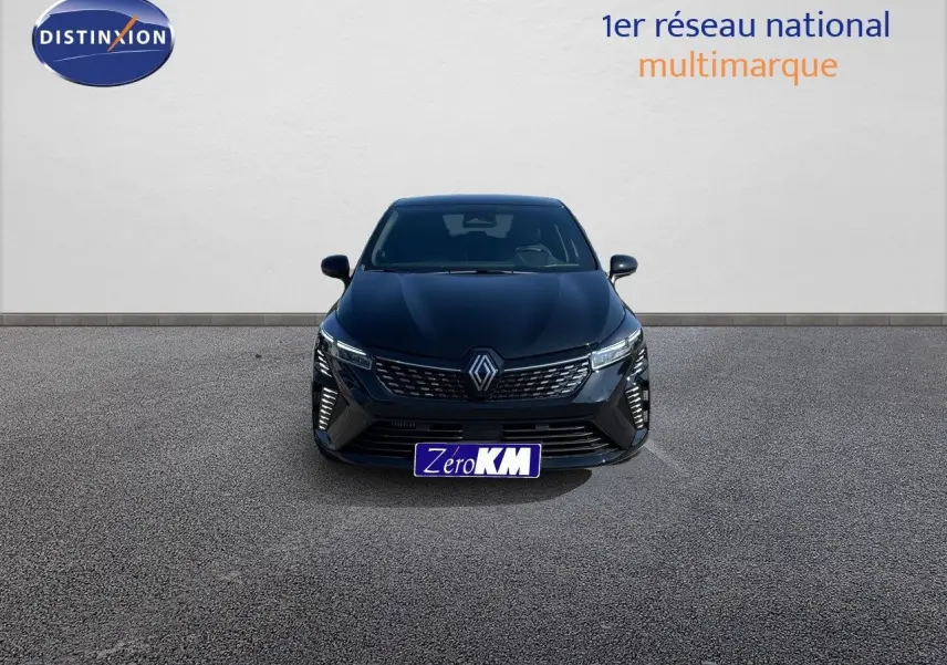 Vue frontale d'une Renault Clio TCe 90ch Techno noire métal avec calandre et phares LED distinctifs.