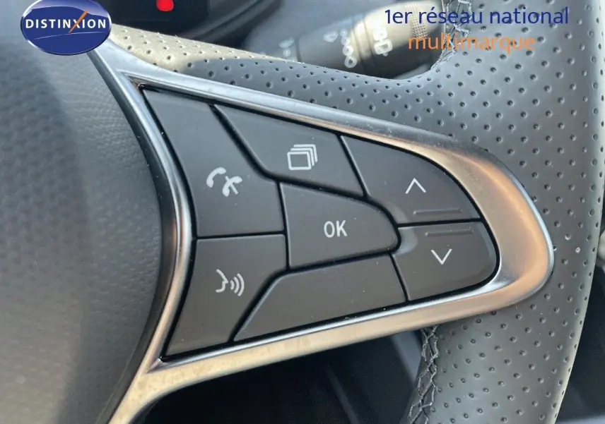 Détail des commandes multifonctions sur le volant en cuir perforé noir de la Renault Clio TCe 90ch Techno 2025.