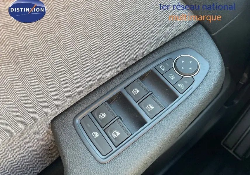 Panneau de commandes des vitres électriques et rétroviseurs côté conducteur d'une Renault Clio noire métal 2025.