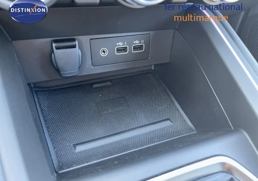 Gros plan sur la console centrale noire de la Renault Clio TCE 90CH TECHNO 2025 avec ports USB et prise auxiliaire.