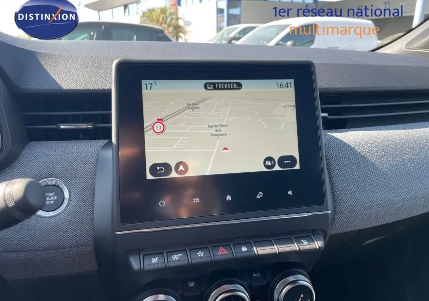 Tableau de bord de Renault Clio TCE 90CH TECHNO 2025 noir métal, avec écran tactile central affichant la navigation.