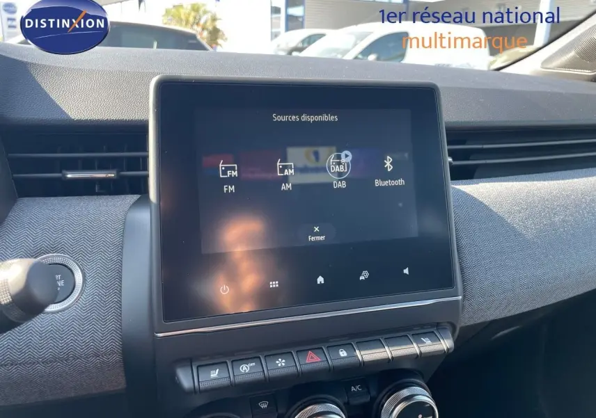 Tableau de bord de Renault Clio TCE 90CH TECHNO 2025 noir métal, vue frontale sur l'écran tactile et commandes climatisation.