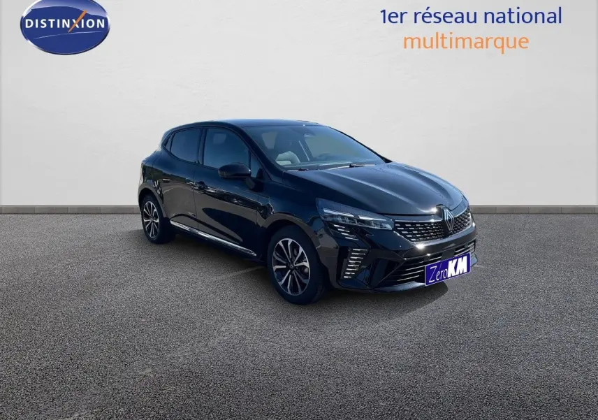 Renault Clio TCE 90CH TECHNO noir métal vue 3/4 avant droit avec jantes bi-ton et feux LED distinctifs.