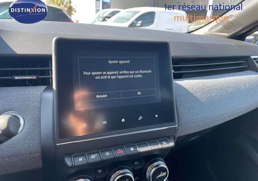 Vue intérieure du tableau de bord de la Renault Clio TCe 90ch Techno 2025 avec écran tactile et commandes climatisation.