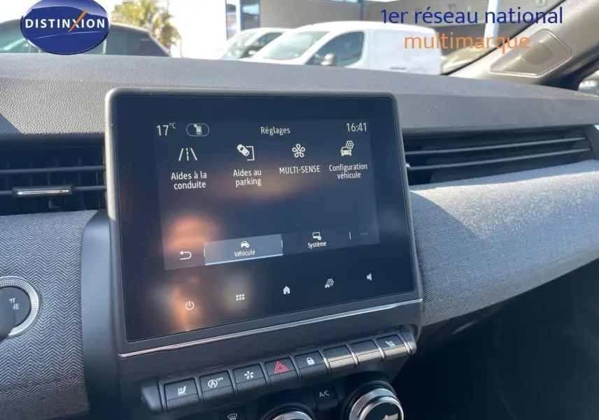 Écran tactile central de la Renault Clio TCe 90ch Techno 2025, vue intérieure côté passager, tableau de bord gris.