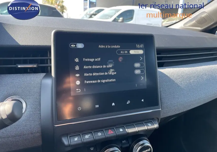 Vue rapprochée de l’écran tactile central du tableau de bord d’une Renault Clio noire métal 2025 affichant les aides à la conduite.