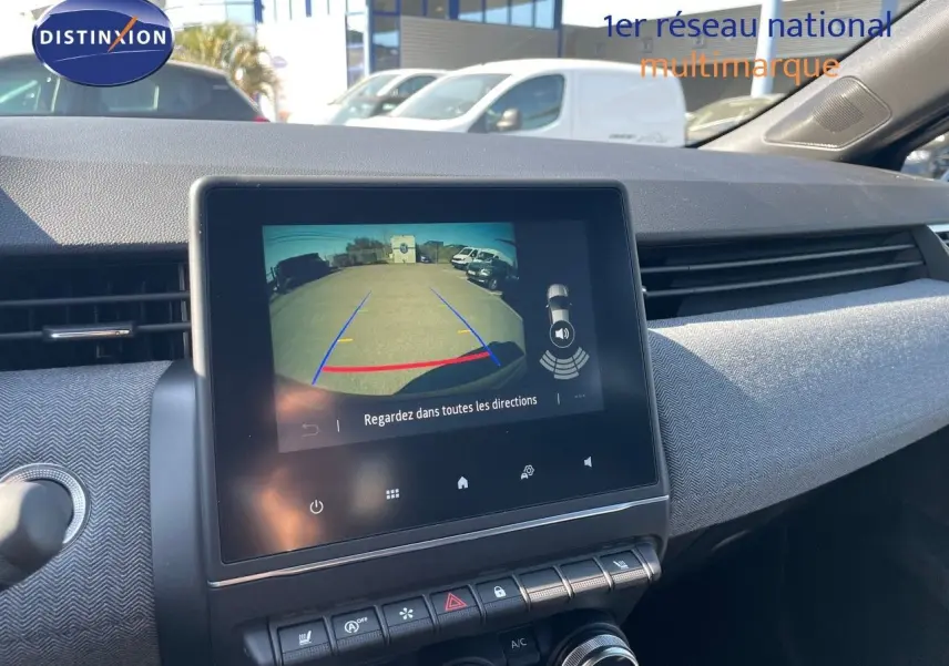 Écran tactile central montrant la caméra de recul dans l’habitacle d’une Renault Clio noire métal 2025.