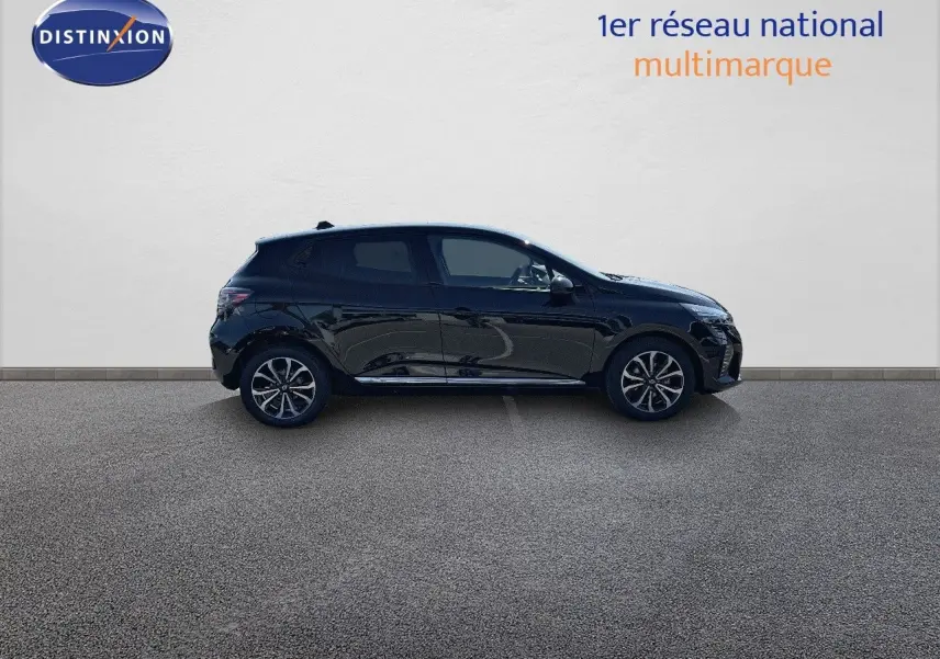 Profil côté gauche d'une Renault Clio TCE 90CH TECHNO noire métal 2025, avec jantes bi-ton et lignes épurées.