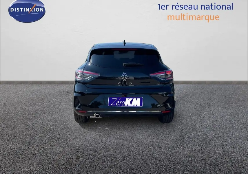 Vue arrière d'une Renault Clio TCE 90CH TECHNO noire métal, avec feux LED et plaque Zéro KM visible.