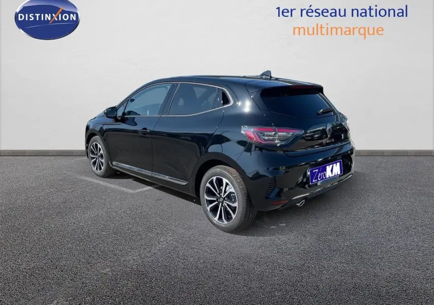 Renault Clio TCe 90ch Techno noir métal vue 3/4 arrière côté gauche sur fond neutre avec logo Distinxion.