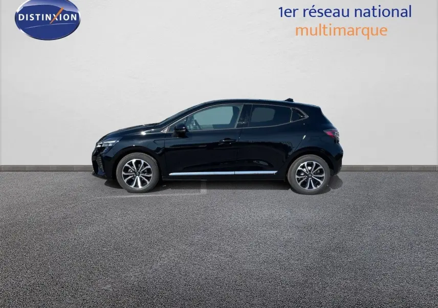 Profil côté gauche d'une Renault Clio TCe 90ch Techno noire métal 2025, avec jantes bi-ton et lignes épurées.