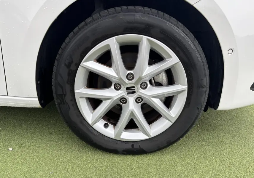 Gros plan sur la jante alliage 16 pouces Sunrise de la roue avant droite d'une SEAT LEON blanche 2024.