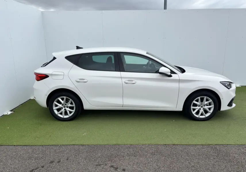 Profil côté gauche d'une SEAT LEON IV blanche 2024 avec jantes alliage 16 pouces sur fond neutre.