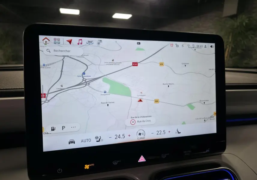 Écran tactile du système de navigation et climatisation dans le tableau de bord d'une Smart #1 blanche 2024.