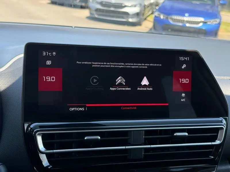 Écran tactile central du tableau de bord du Citroën C5 Aircross gris acier, affichant les options de connectivité.
