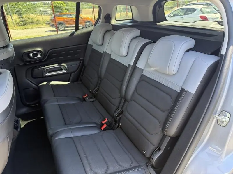 Vue intérieure côté droit sur la 2e rangée de sièges individuels coulissants du Citroën C5 Aircross gris acier.