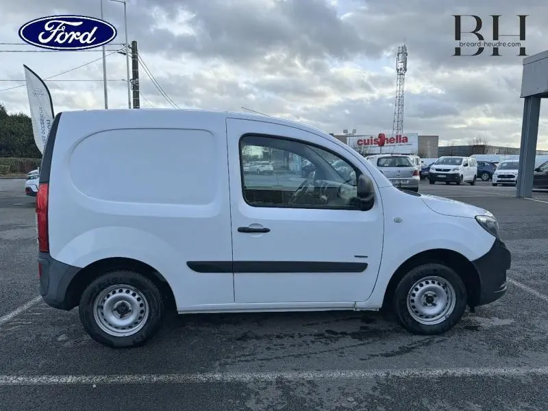 Vue de profil côté gauche d'un utilitaire Mercedes Citan 108 CDI Compact blanc avec portes arrière pleines, stationné en extérieur.