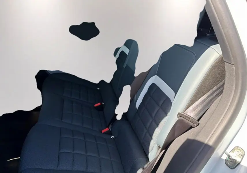 Vue intérieure côté droit de la banquette arrière noire avec surpiqûres et ceinture de sécurité dans un Citroën C5 Aircross blanc.