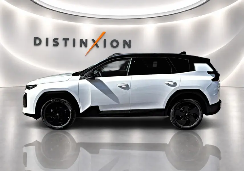 Profil droit du Citroën C5 Aircross 2026 blanc et noir avec jantes alliage noires, sur fond lumineux Distinxion.
