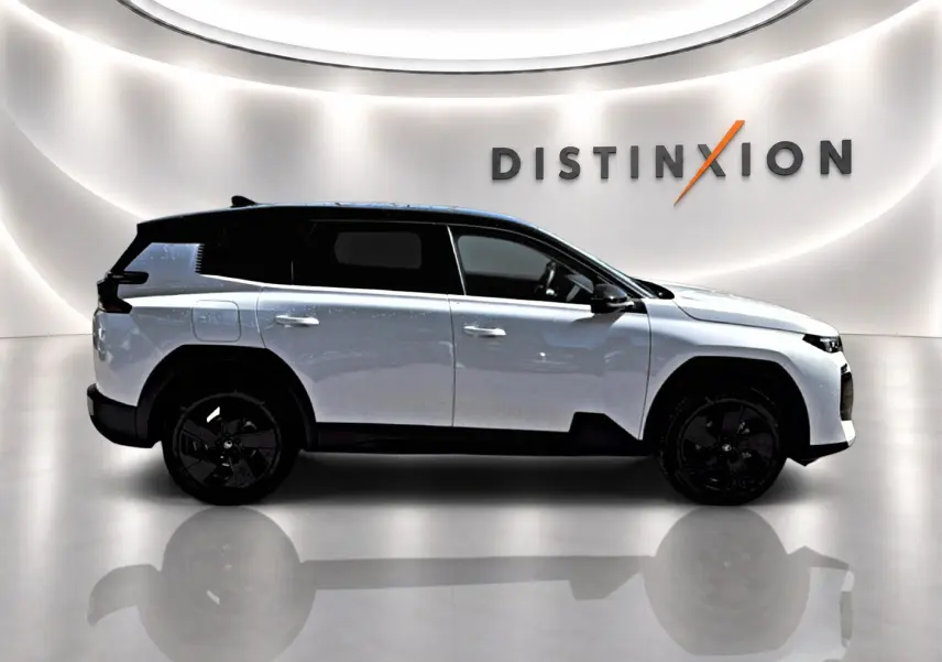 Profil droit du Citroën C5 Aircross hybride 2026 blanc avec toit noir et jantes alliage noires, en studio lumineux.