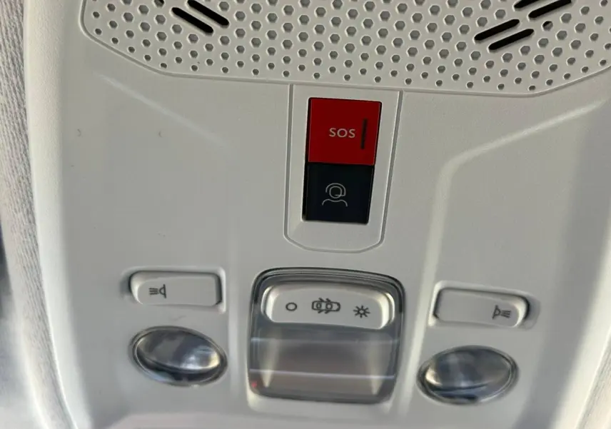 Vue en gros plan du plafonnier intérieur gris clair avec bouton SOS et commandes d’éclairage de la Peugeot 208 2025.