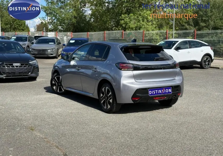 Peugeot 208 gris Artense vue 3/4 arrière droit, avec feux arrière LED et jantes alliage noires et argentées.