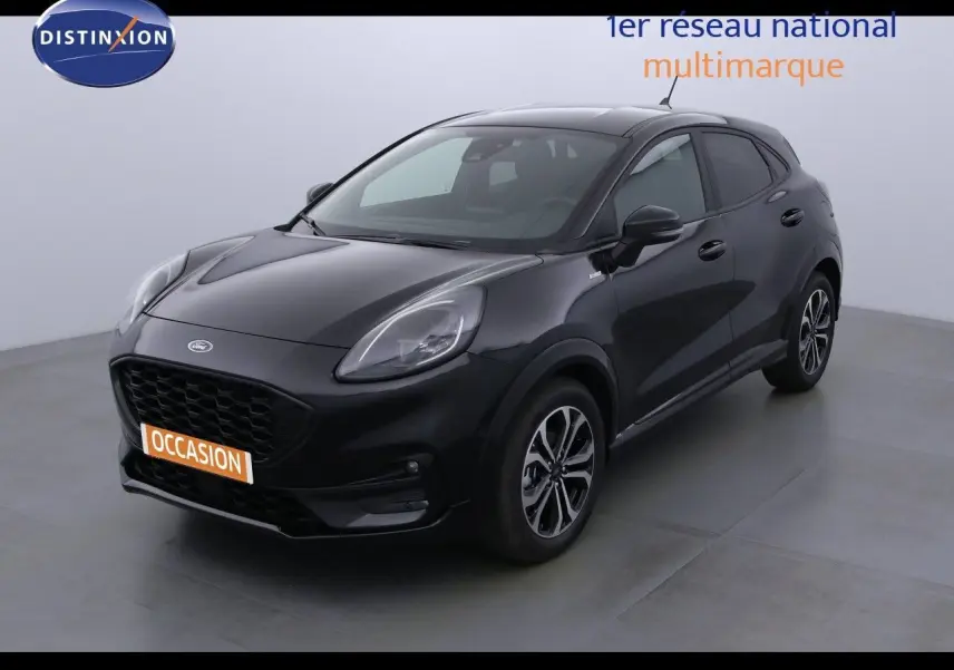 Ford Puma noir agate en 3/4 avant droit, mettant en valeur sa calandre large et ses optiques arrondies LED.