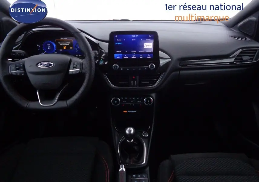 Intérieur noir du Ford Puma 2022, vue frontale du tableau de bord avec écran tactile et volant multifonction.