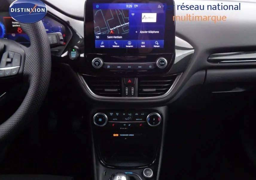 Vue intérieure du tableau de bord du Ford Puma noir agate 2022, avec écran tactile central et boîte manuelle.