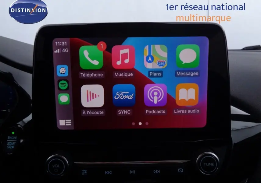 Écran tactile central du Ford Puma 2022 affichant les applications de connectivité et multimédia en intérieur noir.