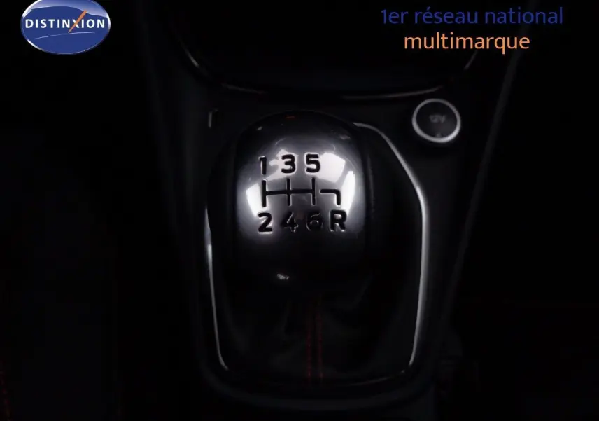 Gros plan sur le levier de vitesses manuel 6 rapports du Ford Puma noir agate 2022, finition ST-Line.