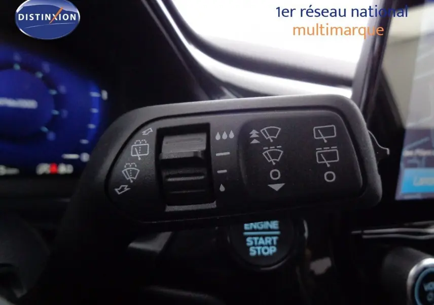 Gros plan sur la commande des essuie-glaces dans l'habitacle noir du Ford Puma 2022.