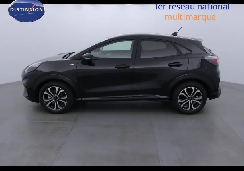 Profil côté gauche d'une Ford Puma noir agate 2022, version 1.0 EcoBoost MHEV ST-Line avec jantes alliage.